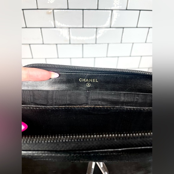 Authentic Vintage Chanel Caviar Leather Big CC Zip Monogram Wallet - Picture 5 of 8